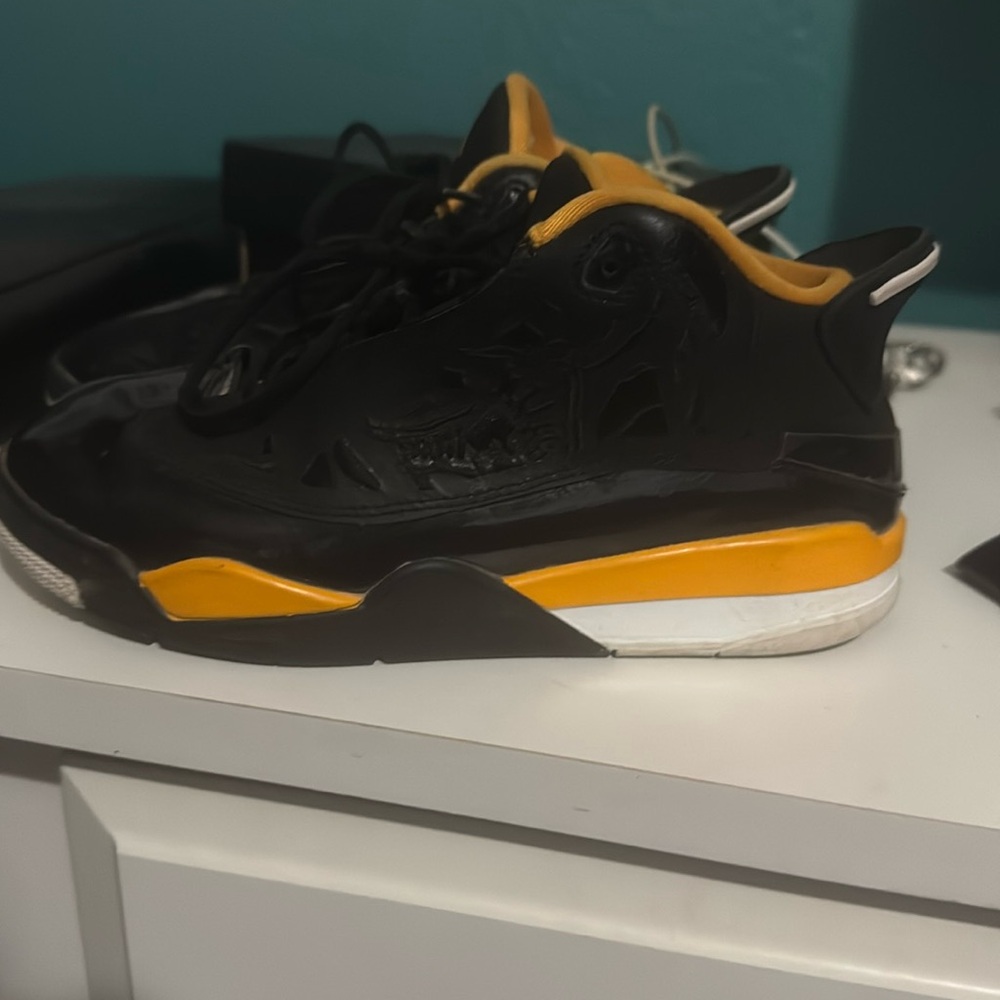 Jordan dub zero kids size 2y